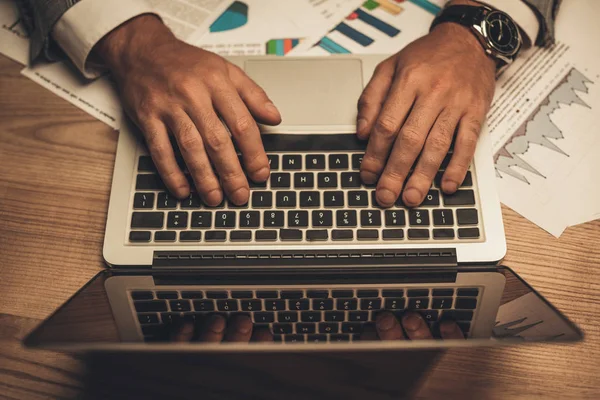 Homme d'affaires travaillant avec un ordinateur portable — Photo de stock