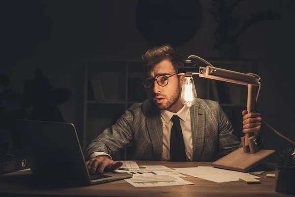 Geschäftsmann arbeitet mit Laptop — Stockfoto