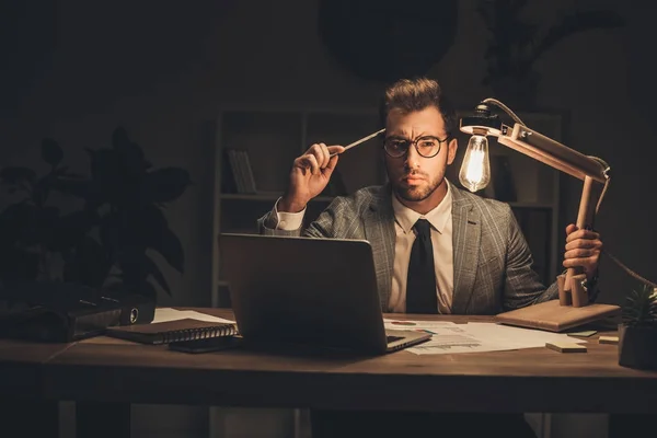 Hombre de negocios con exceso de trabajo - foto de stock