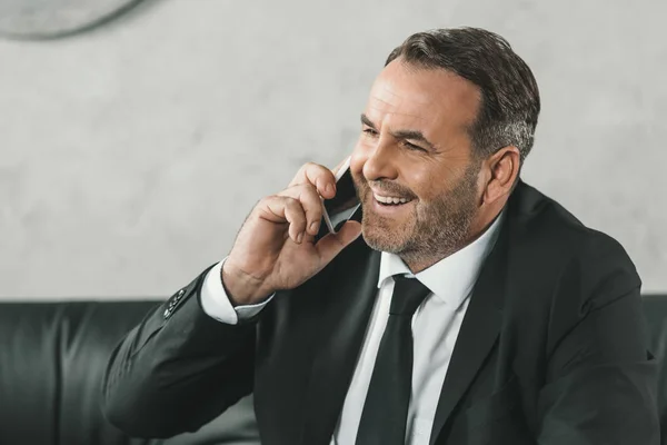 Hablando por teléfono - foto de stock