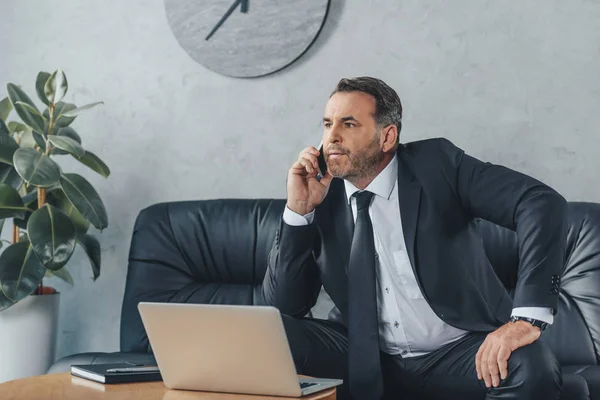 Homme d'affaires parlant par téléphone — Photo de stock