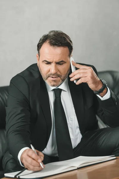 Uomo d'affari che parla per telefono — Foto stock