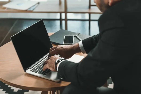 Using laptop — Stock Photo