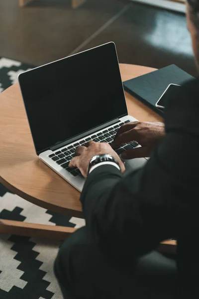 Homme d'affaires utilisant un ordinateur portable — Photo de stock