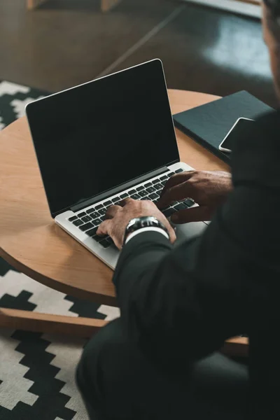 Businessman using laptop — Stock Photo