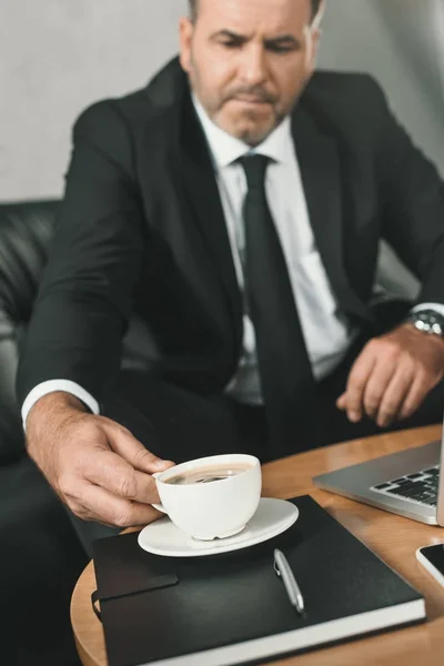 Empresário com xícara de café — Fotografia de Stock