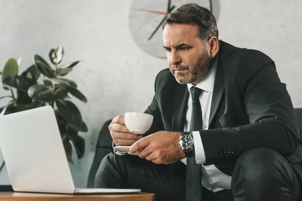 Drinking coffee — Stock Photo