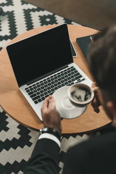 Businessman drinking coffee — Stock Photo