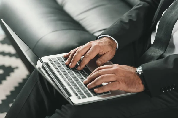 Homme d'affaires travaillant avec un ordinateur portable — Photo de stock