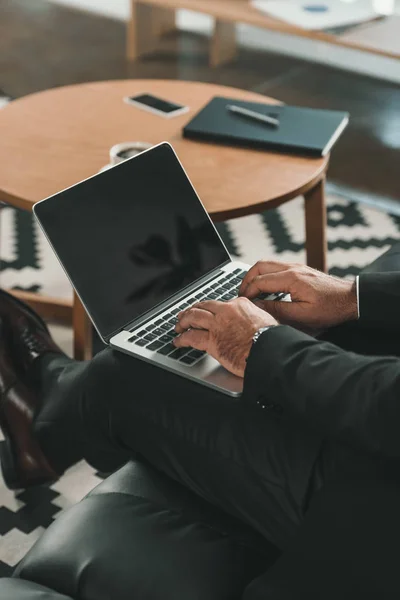 Homme d'affaires travaillant avec un ordinateur portable — Photo de stock