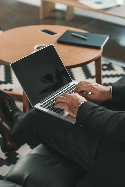 Geschäftsmann arbeitet mit Laptop — Stockfoto