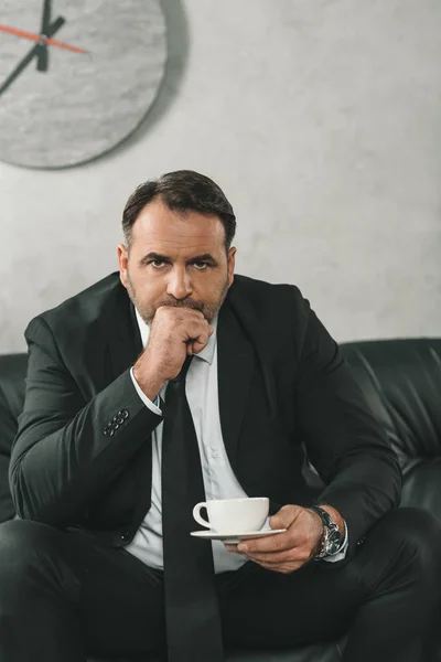 Homme d'affaires avec tasse de café — Photo de stock