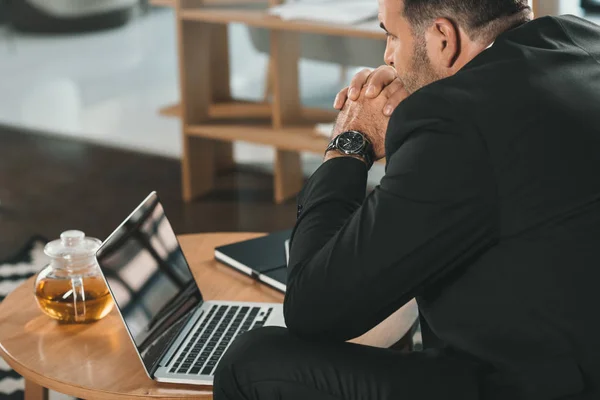 Бізнесмен дивиться на ноутбук — Stock Photo