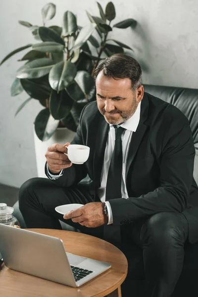 Businessman drinking tea — Stock Photo