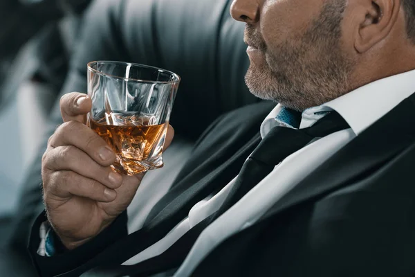 Uomo d'affari con bicchiere di whisky — Foto stock