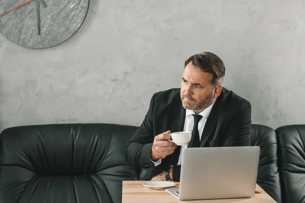 Businessman drinking coffee — Stock Photo