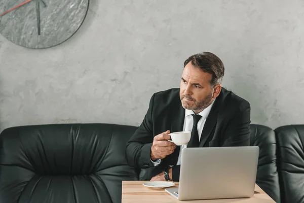 Uomo d'affari che beve caffè — Foto stock