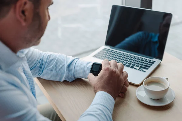 Hombre de negocios comprobar el tiempo en reloj inteligente - foto de stock