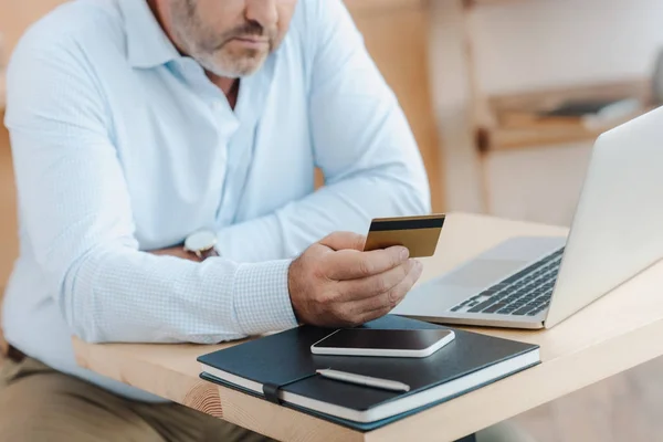 Hombre de negocios haciendo e-shopping - foto de stock