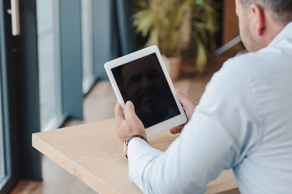 Empresário com tablet digital — Fotografia de Stock