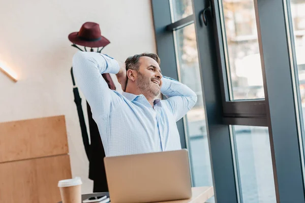 Homme d'affaires relaxant dans un café — Photo de stock