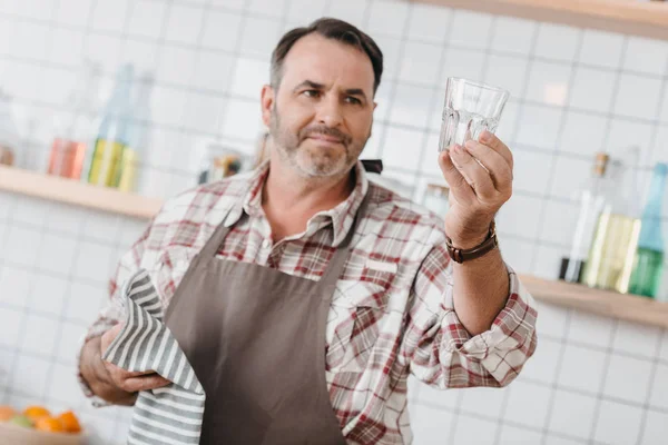 Camarero mirando vidrio limpio — Stock Photo