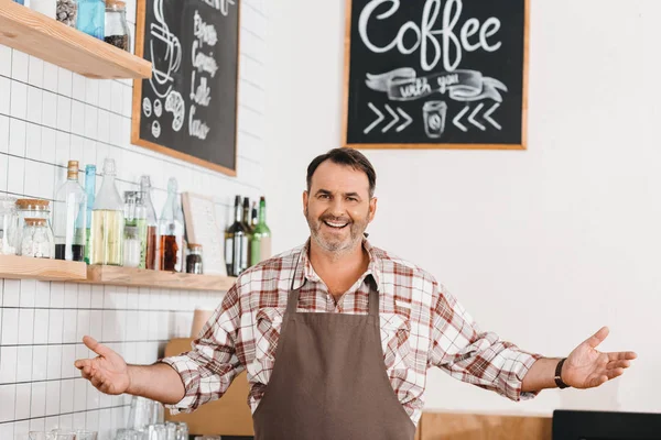 Reifer Barkeeper im Café — Stockfoto