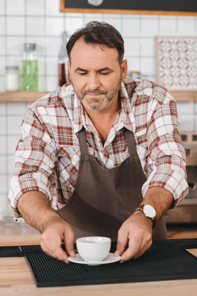 Barista mettere il caffè sul bancone del bar — Foto stock