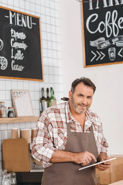 Bartender usando comprimido — Fotografia de Stock