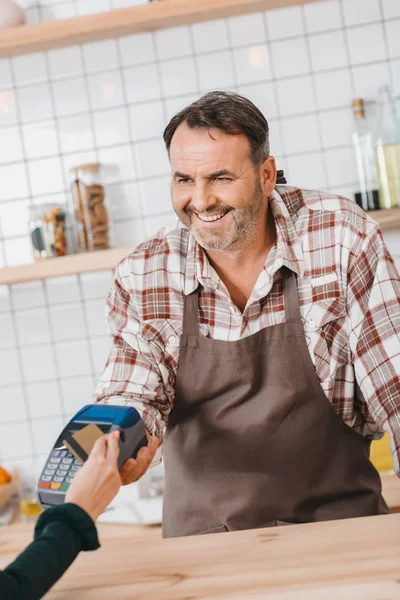 Camarero dando pos terminal al cliente - foto de stock