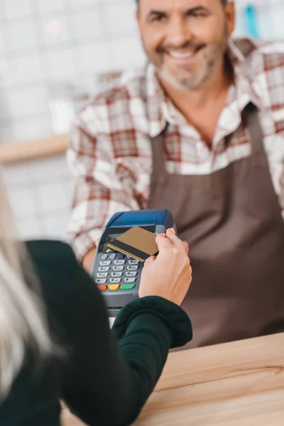 Donna che paga con pos terminale al caffè — Foto stock