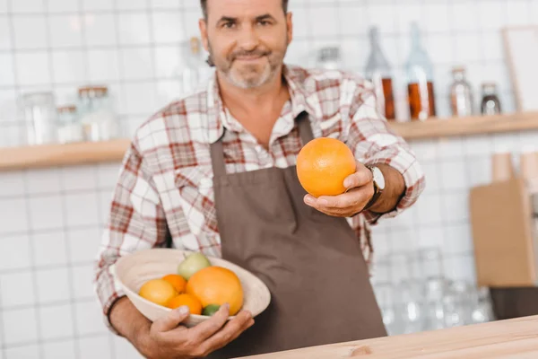 Barista con frutta in ciotola — Foto stock