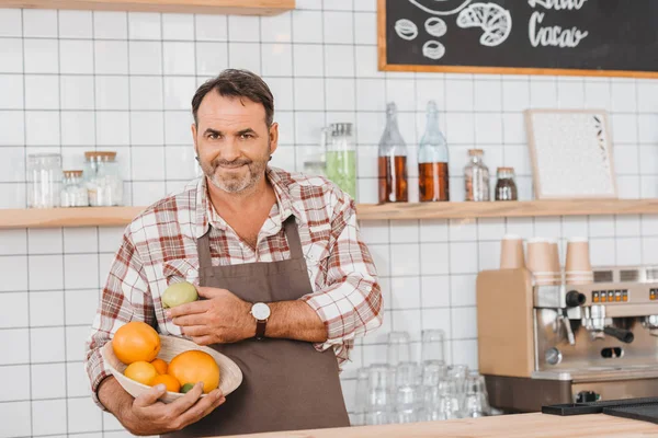 Camarero con tazón de frutas - foto de stock