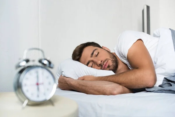 Hombre durmiendo en la cama — Stock Photo