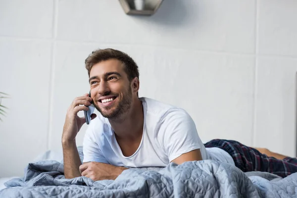 Homme au lit parlant au téléphone — Photo de stock