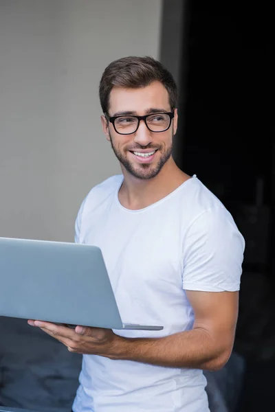 Man holding laptop — Stock Photo