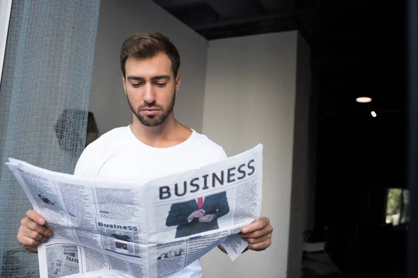 Uomo che legge giornale — Foto stock