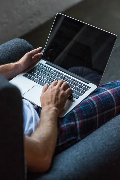 Mann benutzt Laptop — Stockfoto