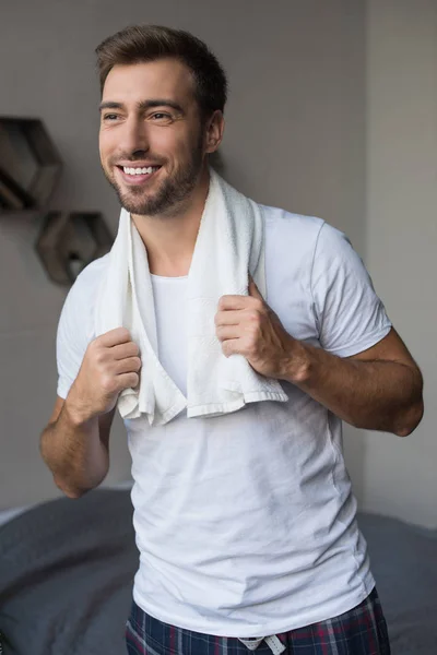 Hombre en ropa de casa - foto de stock