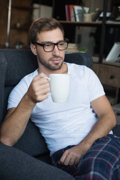 Hombre sosteniendo taza de café - foto de stock