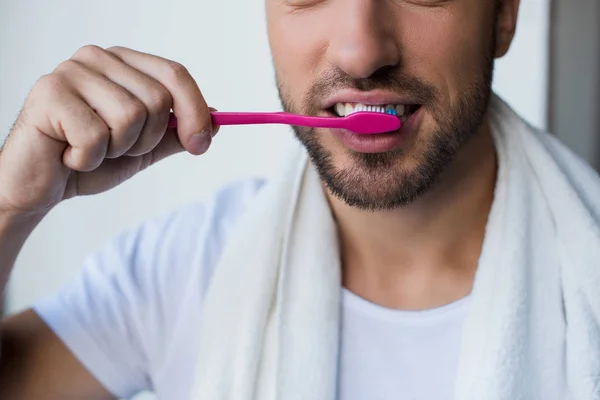 Hombre cepillarse los dientes - foto de stock