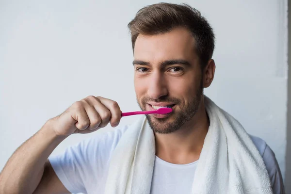 Hombre cepillarse los dientes - foto de stock