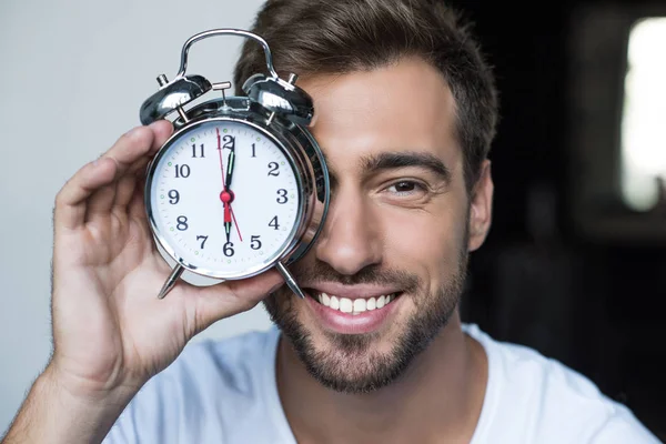 Homme avec réveil — Photo de stock