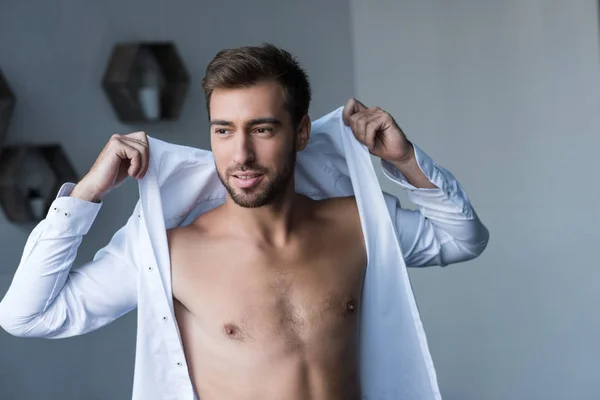 Homme portant une chemise — Photo de stock