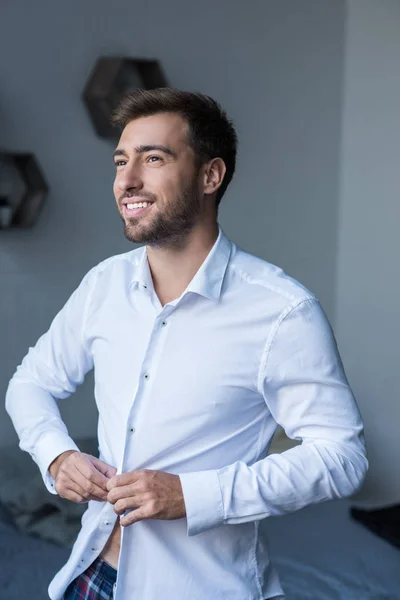 Homem abotoando camisa — Fotografia de Stock