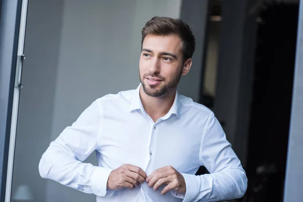 Homme boutonnage chemise — Photo de stock