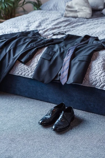 Business suit on bed — Stock Photo