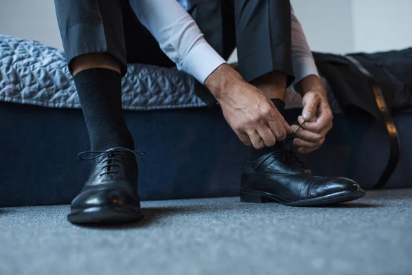 Hombre atando cordones - foto de stock