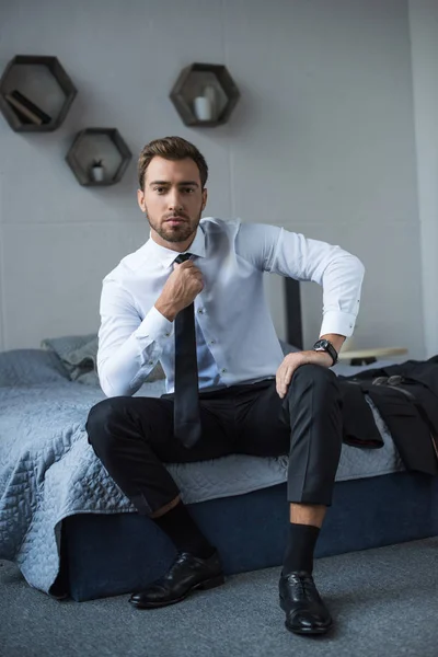 Empresario enderezando corbata — Stock Photo