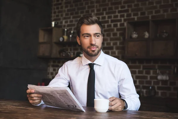 Empresario en la cafetería con periódico - foto de stock